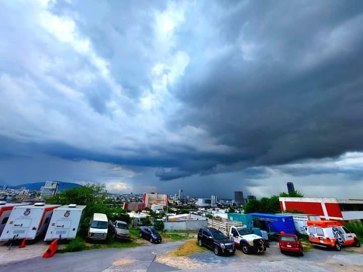Cae lluvia moderada en Monterrey