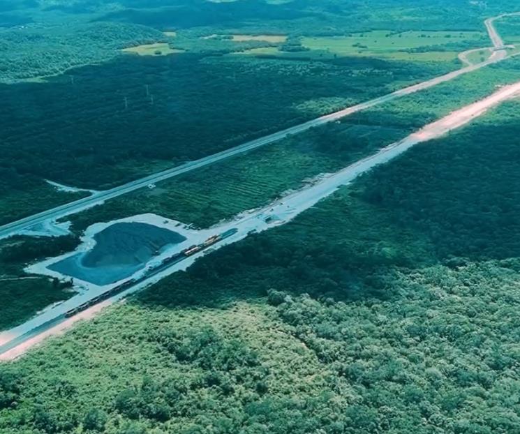Muestra AMLO colocación de rieles del Tren Maya