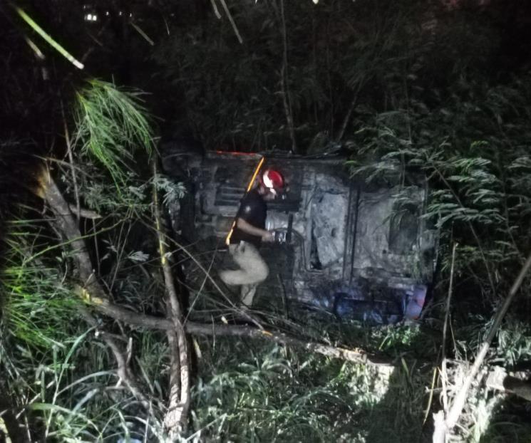 Cae automovilista a Río Santa Catarina