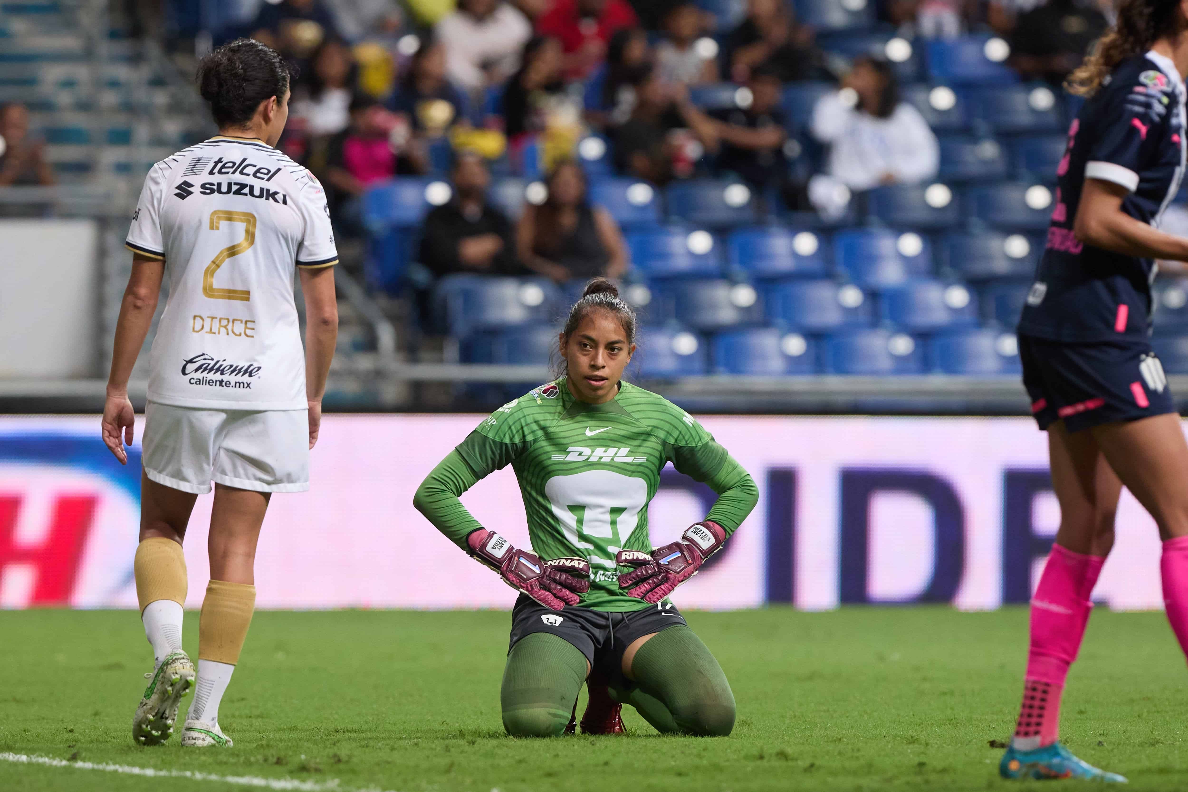 Pumas comete autogol.