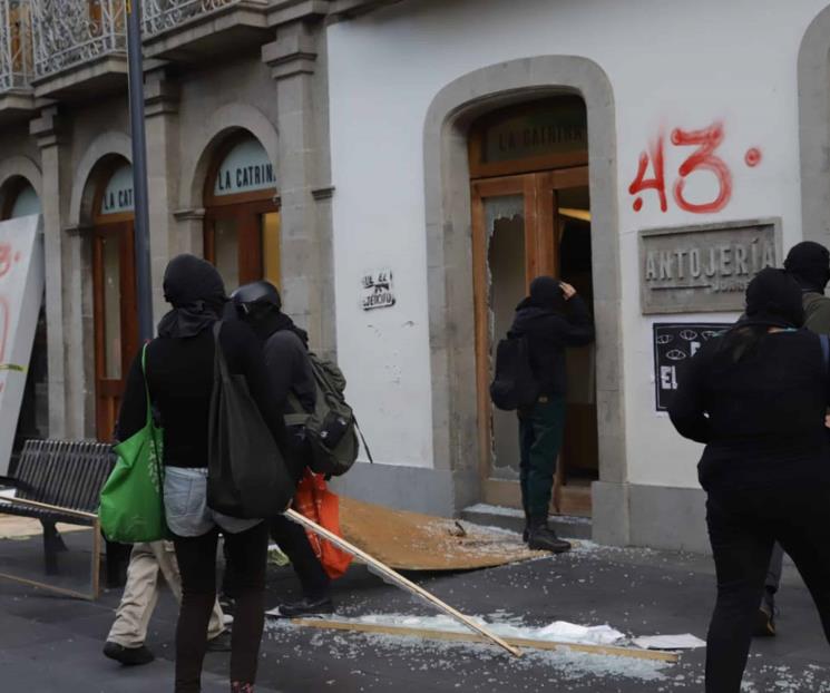Encapuchados vandalizan negocios durante marcha