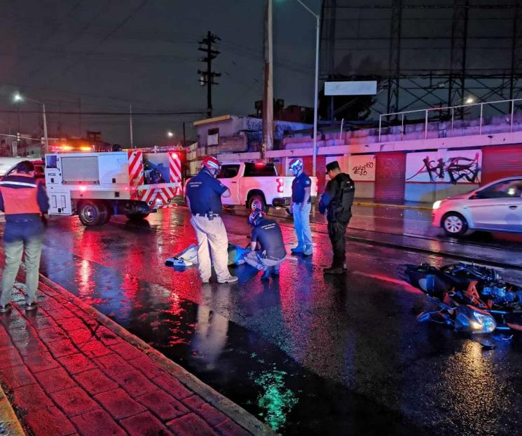Derrapa en su moto, cae y muere arrollado
