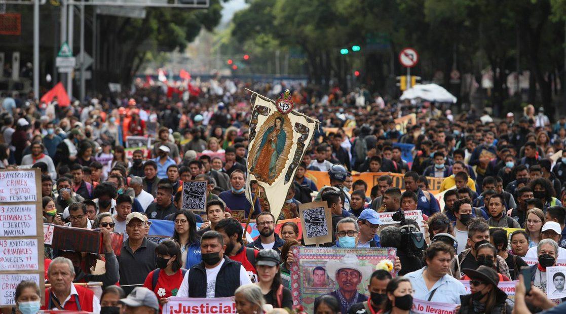 Marchan en los estados por los 43 normalistas