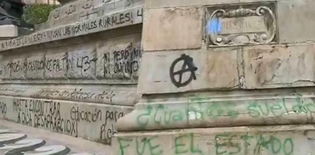 Vandalizan Ángel de la Independencia en marcha