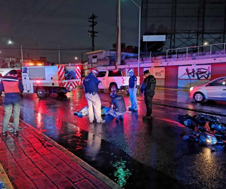 Fallece motociclista tras derrapar y ser atropellado