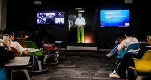 Primera clase intercontinental con Profesor Holograma