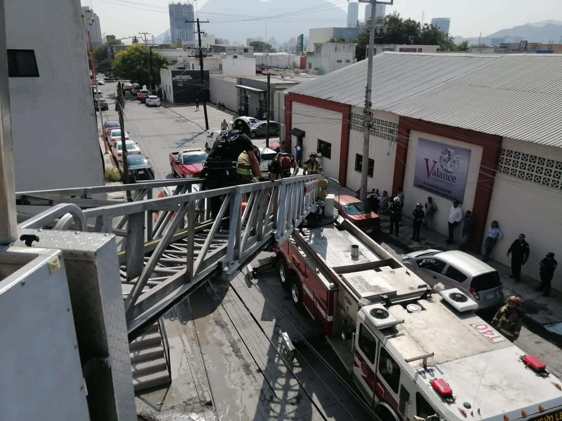 Un haitiano que realizaba trabajos de albañilería en un edificio, resultó lesionado ayer al sufrir una caída de aproximadamente cuatro metros
