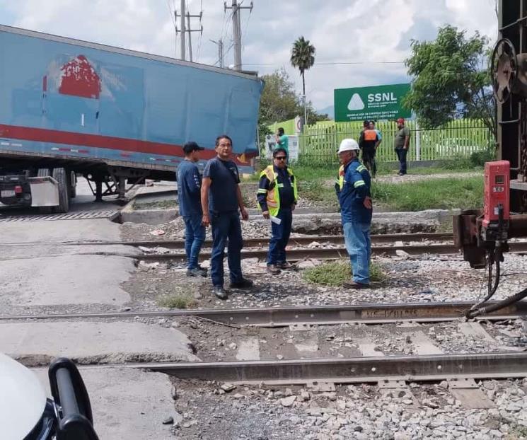 Intenta ganarle el paso al tren