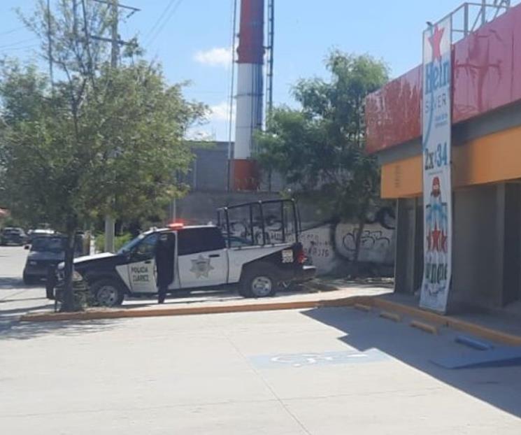 Asaltan tienda de conveniencia, roban efectivo y mercancía