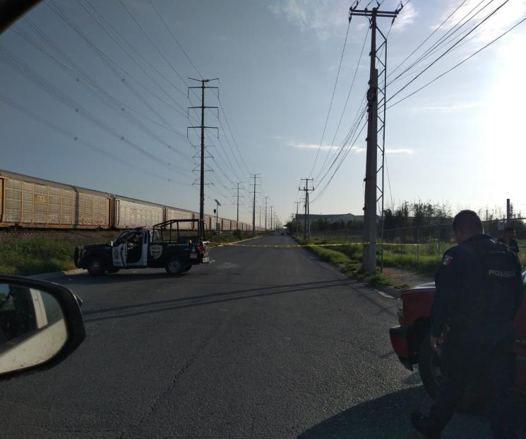 Hallan cuerpo de mujer maniatado junto a vías de tren