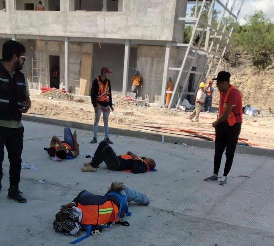 Tres trabajadores de una empresa constructora terminaron con lesiones graves, al desplomarse de un andamio de siete metros de altura