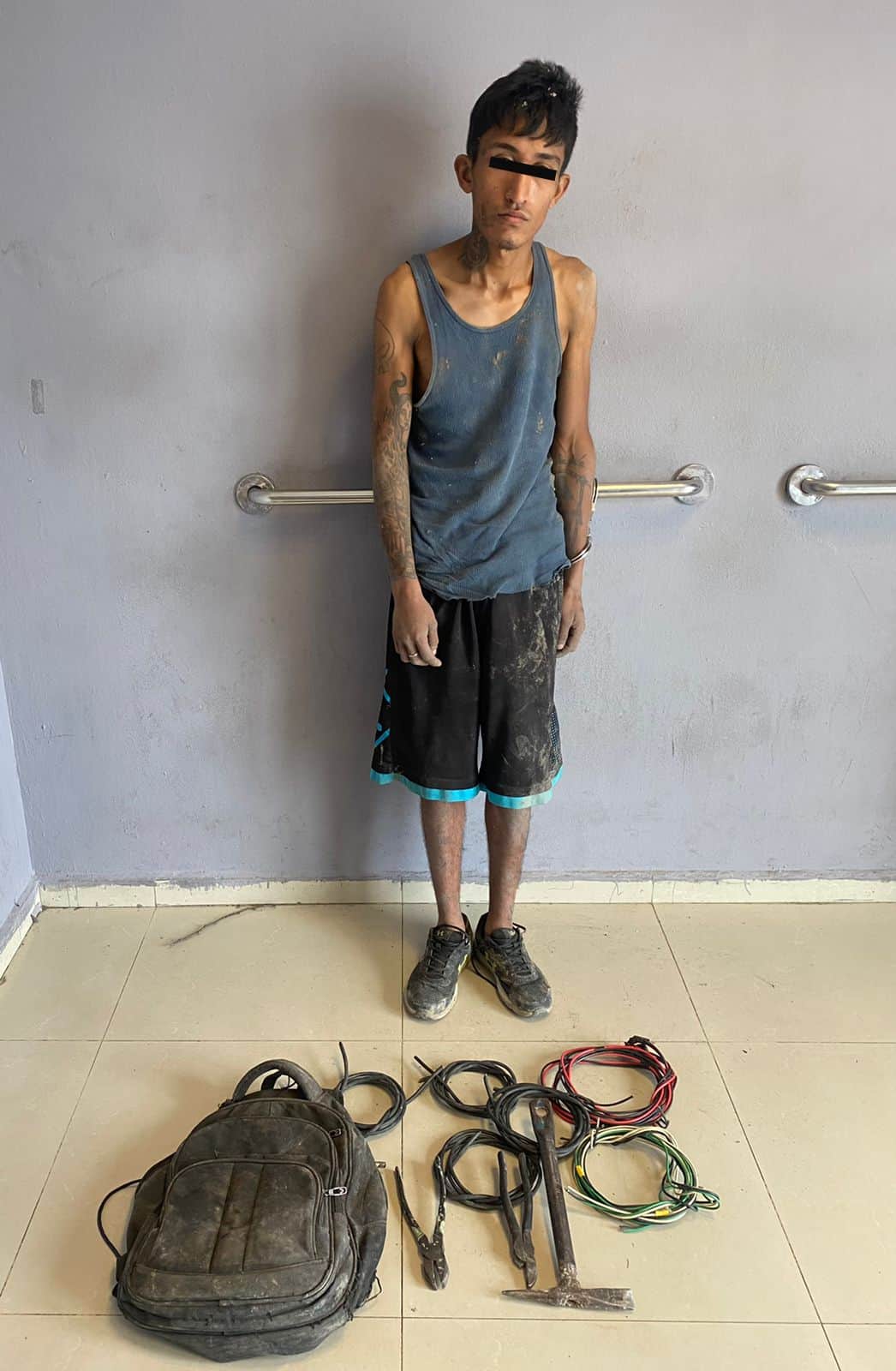 Detienen a un vicioso que fue sorprendido robando cables del interior de una empresa
