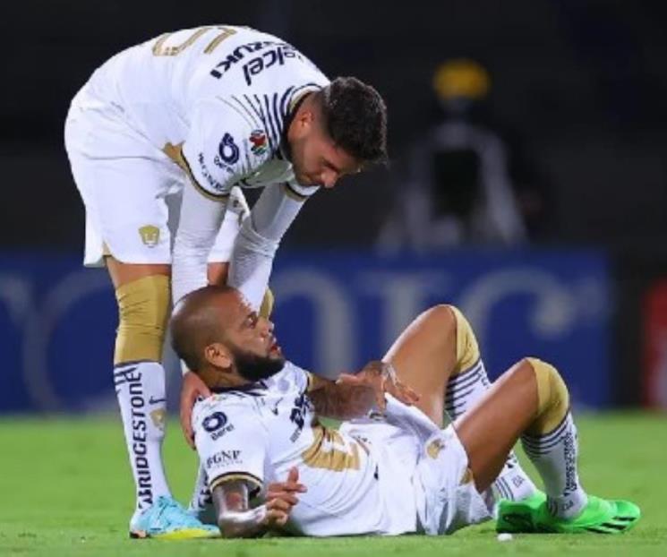 Se lesiona Dani Alves y no jugará última fecha con Pumas