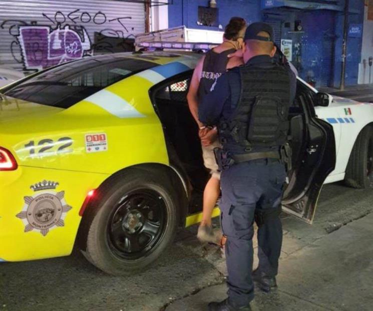 Roba cerveza de tienda de conveniencia, lo detienen