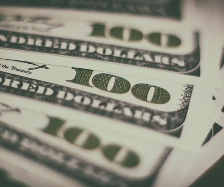 Peso se debilita frente al dólar tras alza en tasa
