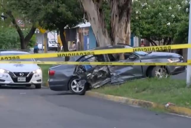 Un joven fallecido, tres lesionados y daños materiales, dejó una persecución de elementos de la policía