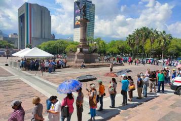 Hacen kilom&eacute;tricas filas para obtener testamentos gratis