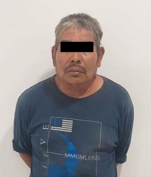 Maneja camioneta con placas colgadas