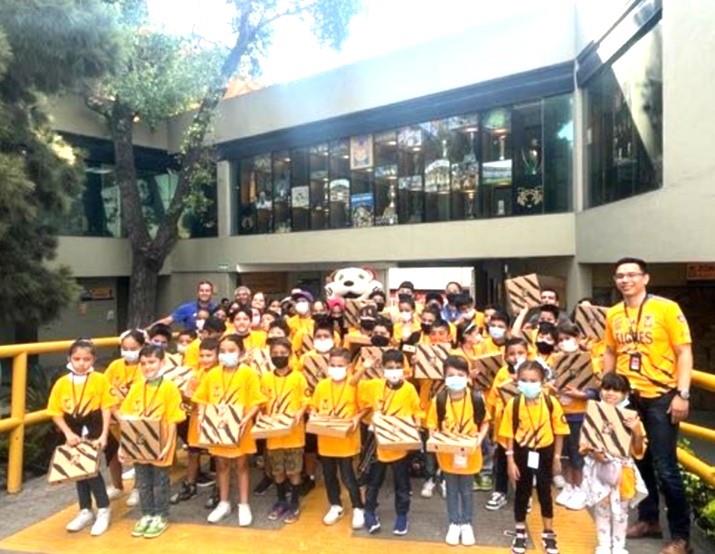 Conviven jugadores de Tigres con niños del DIF de NL