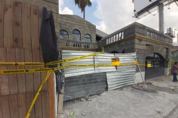 Violan sellos de clausura en construcci&oacute;n: detienen a 10