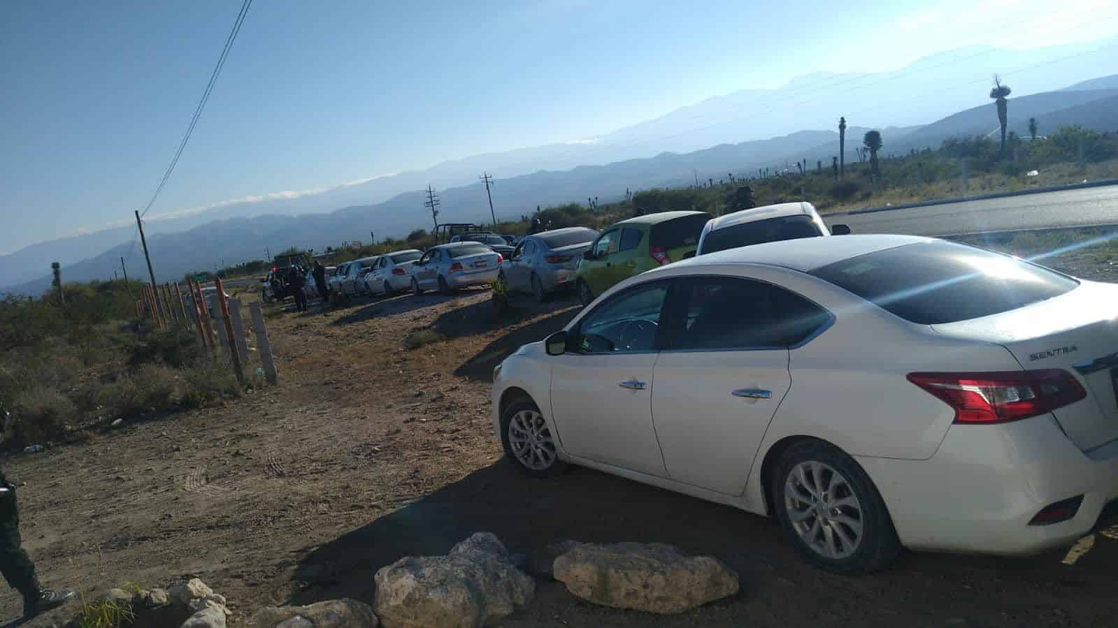Una caravana de 10 vehículos donde iban 47 migrantes centroamericanos y de Cuba, fue detectada en el municipio de Doctor Arroyo