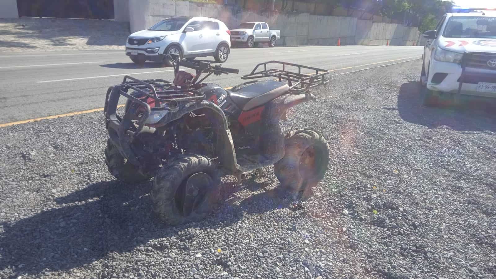 Dos hombre terminaron con lesiones de consideración, después que su cuatrimoto fue impactada, por un vehículo