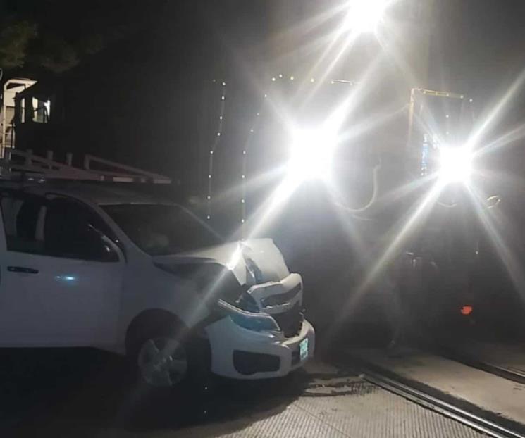 Embiste tren a camioneta