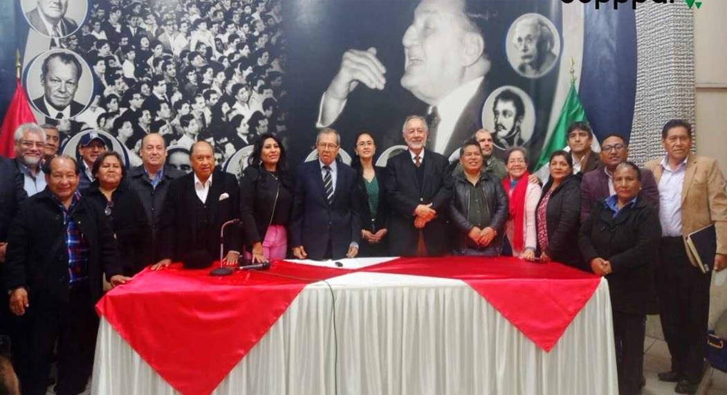 Rinden homenaje a Muñoz Ledo en Perú