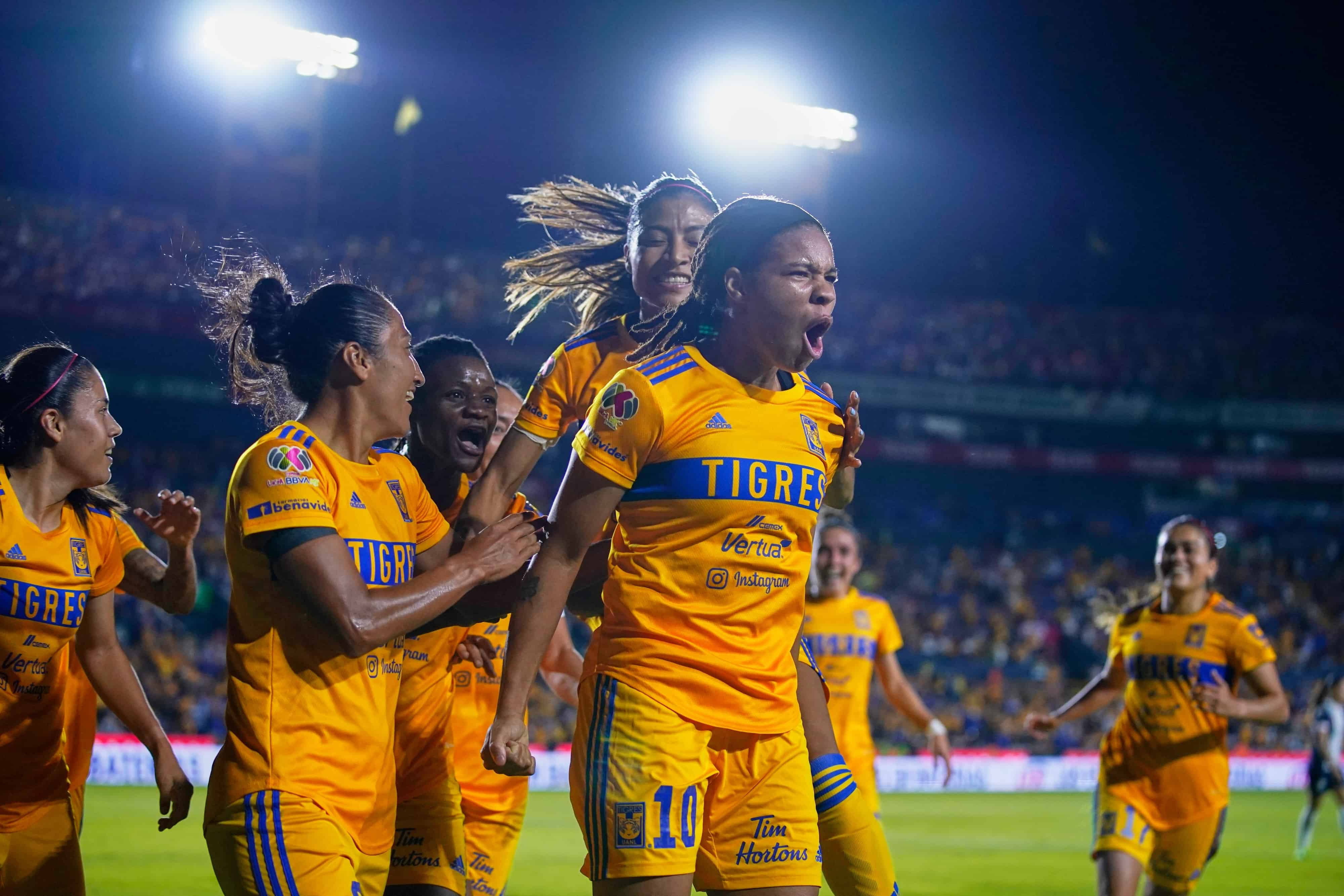 Mía Fishel hace el 1-0.