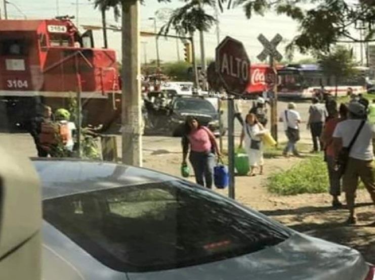 Choque con el tren deja a dos policías heridos