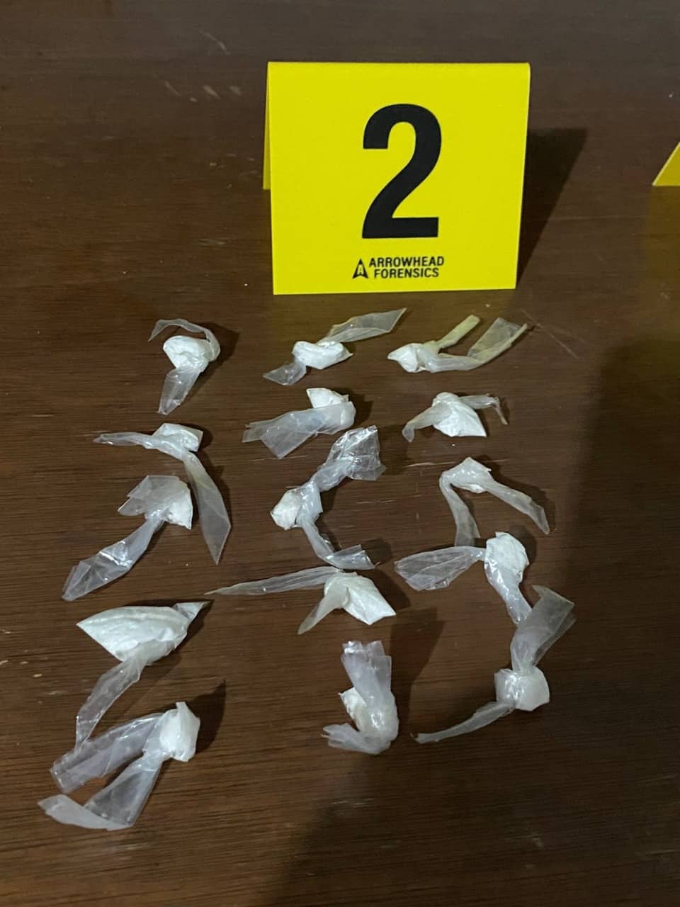 En dos cateos a domicilios realizados por elementos de la policía, al norte y al sur del municipio de Monterrey, en donde se realizaban presuntas actividades de narcomenudeo, se aseguró droga y dinero en efectivo