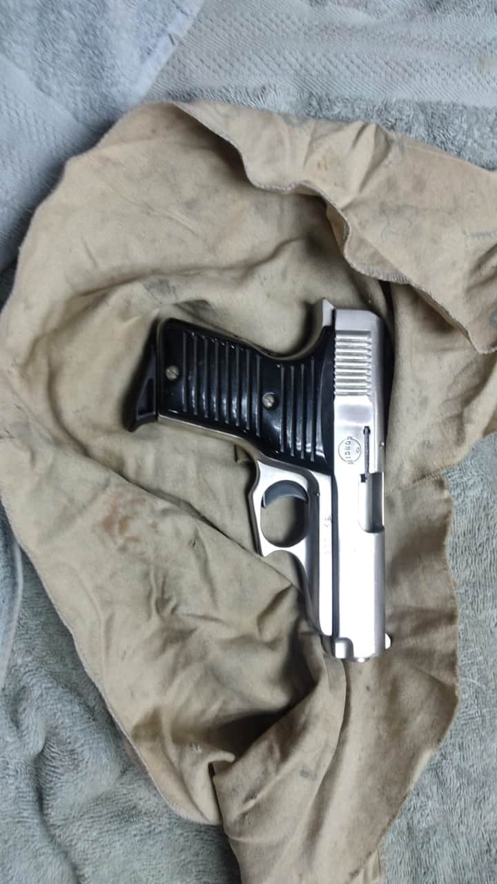 En uno de los locker de la escuela normal “Humberto Ramos Lozano”, fue encontrada un arma de fuego .380 por empleados de limpieza