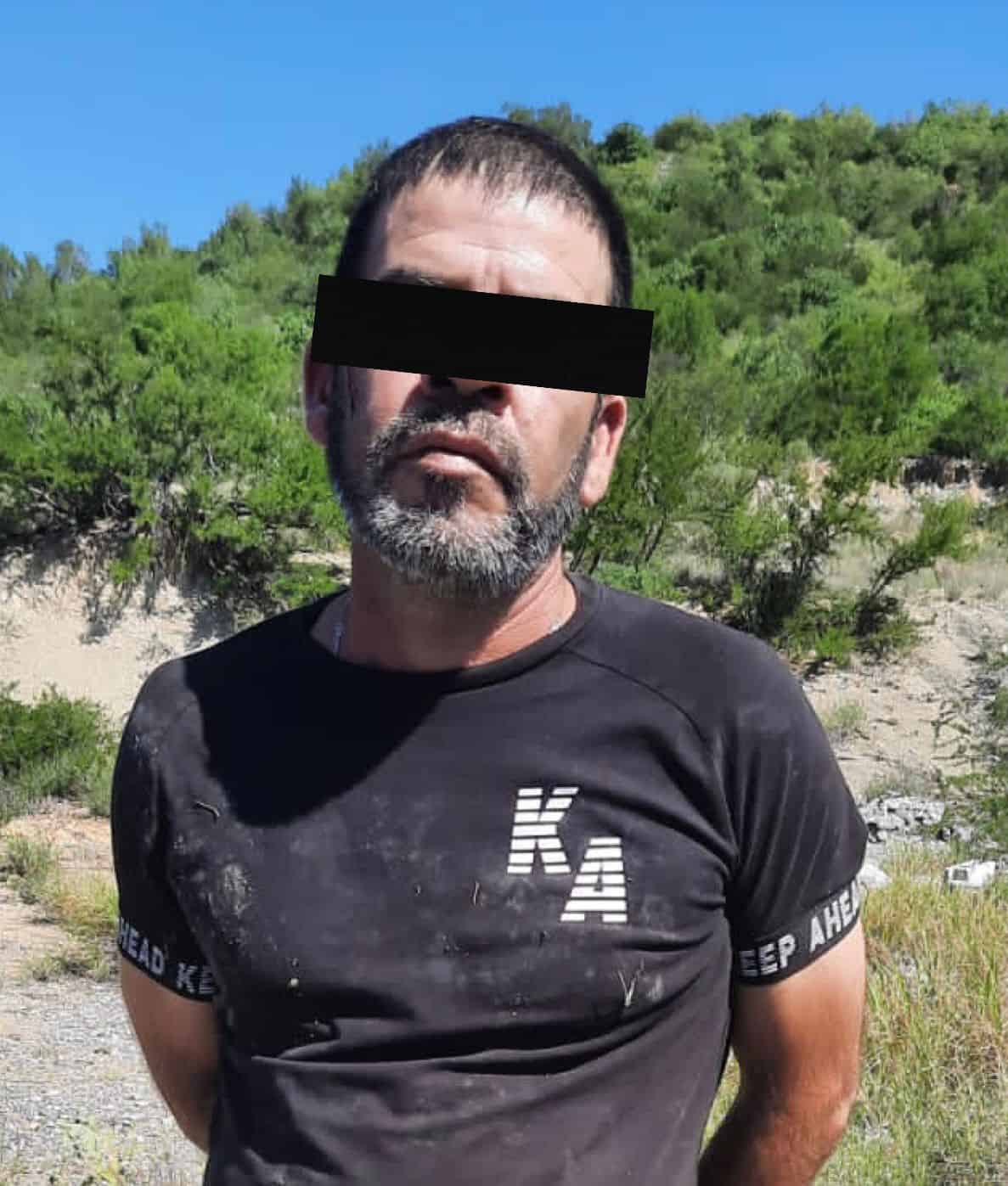 Luego de una persecución por la Carretera a Monclova, tres hombres que portaban armas largas fueron detenidos
