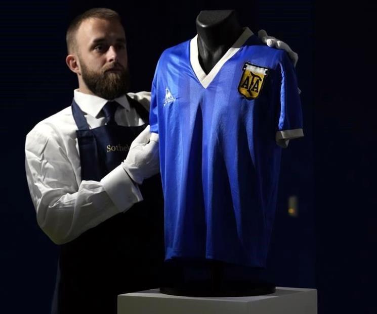 Será exhibida en Qatar un jersey de Maradona