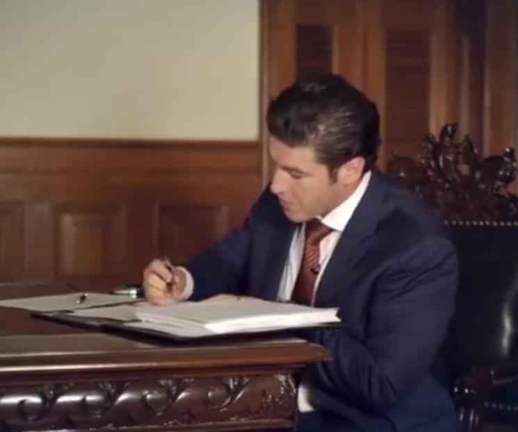 Firma Samuel nueva Constitución para su promulgación