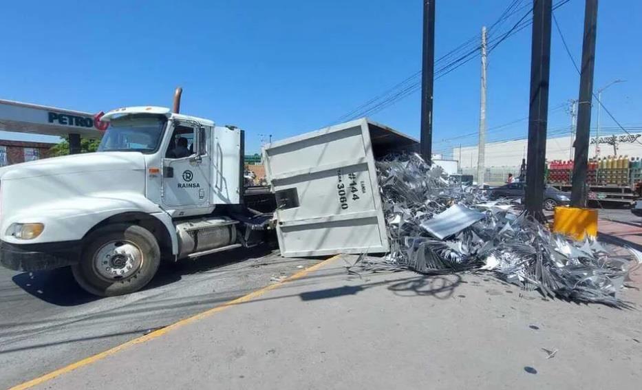 Vuelca tráiler cargado con aluminio Vuelca tráiler cargado con aluminio