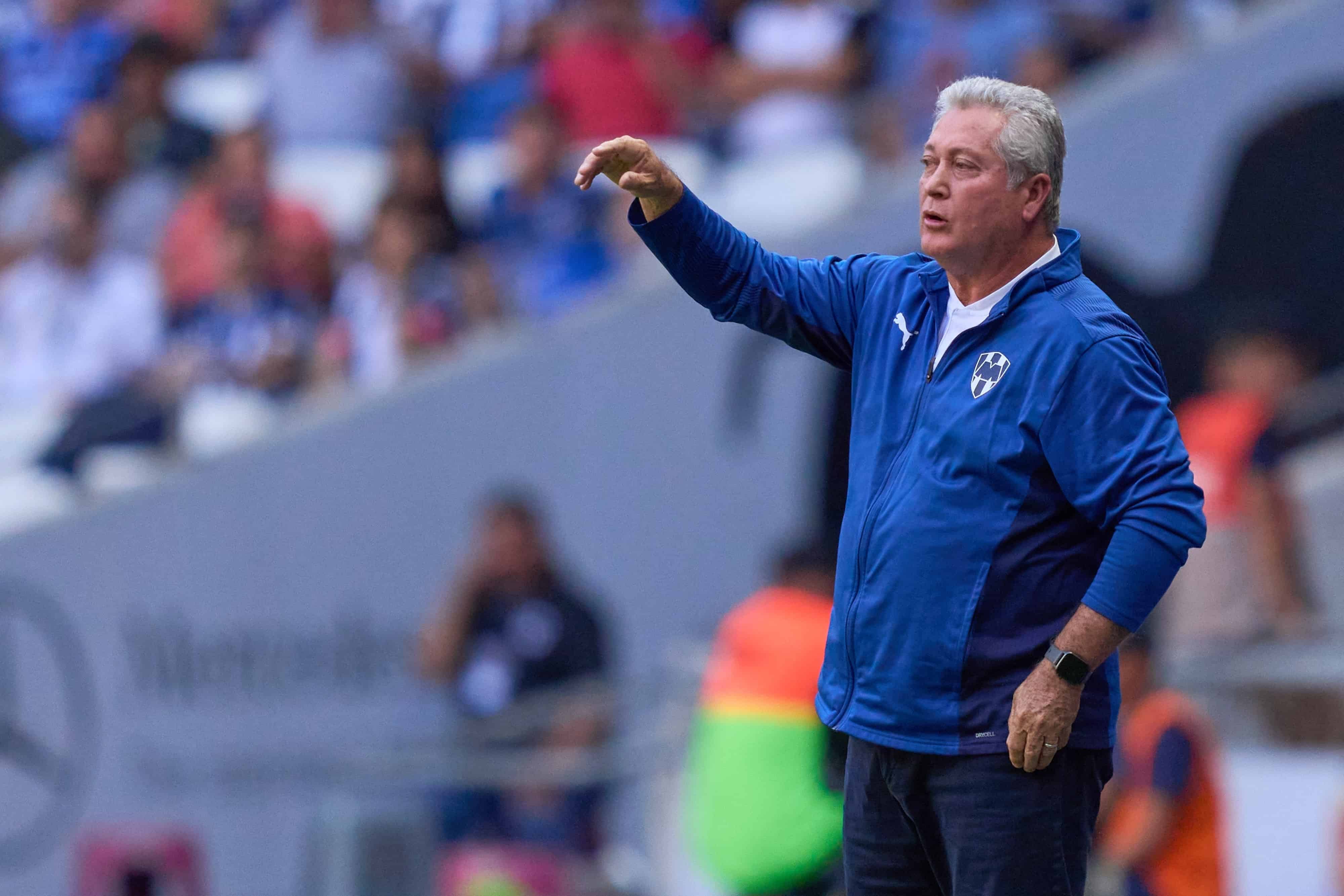 Vucetich dando indicaciones a su equipo.
