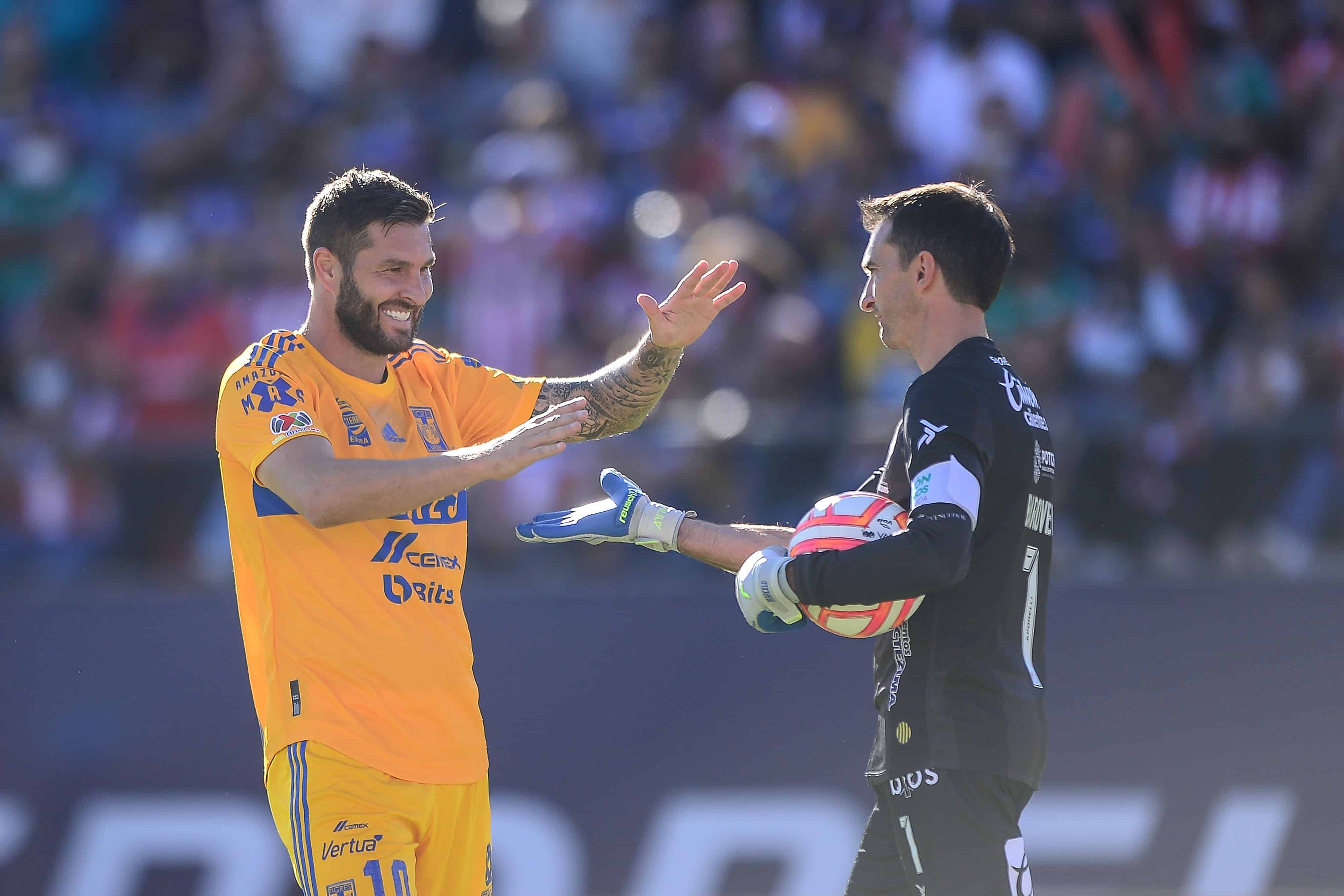 André Pierre Gignac reconoce a Marcelo Barovero por atajarle un tiro a gol.