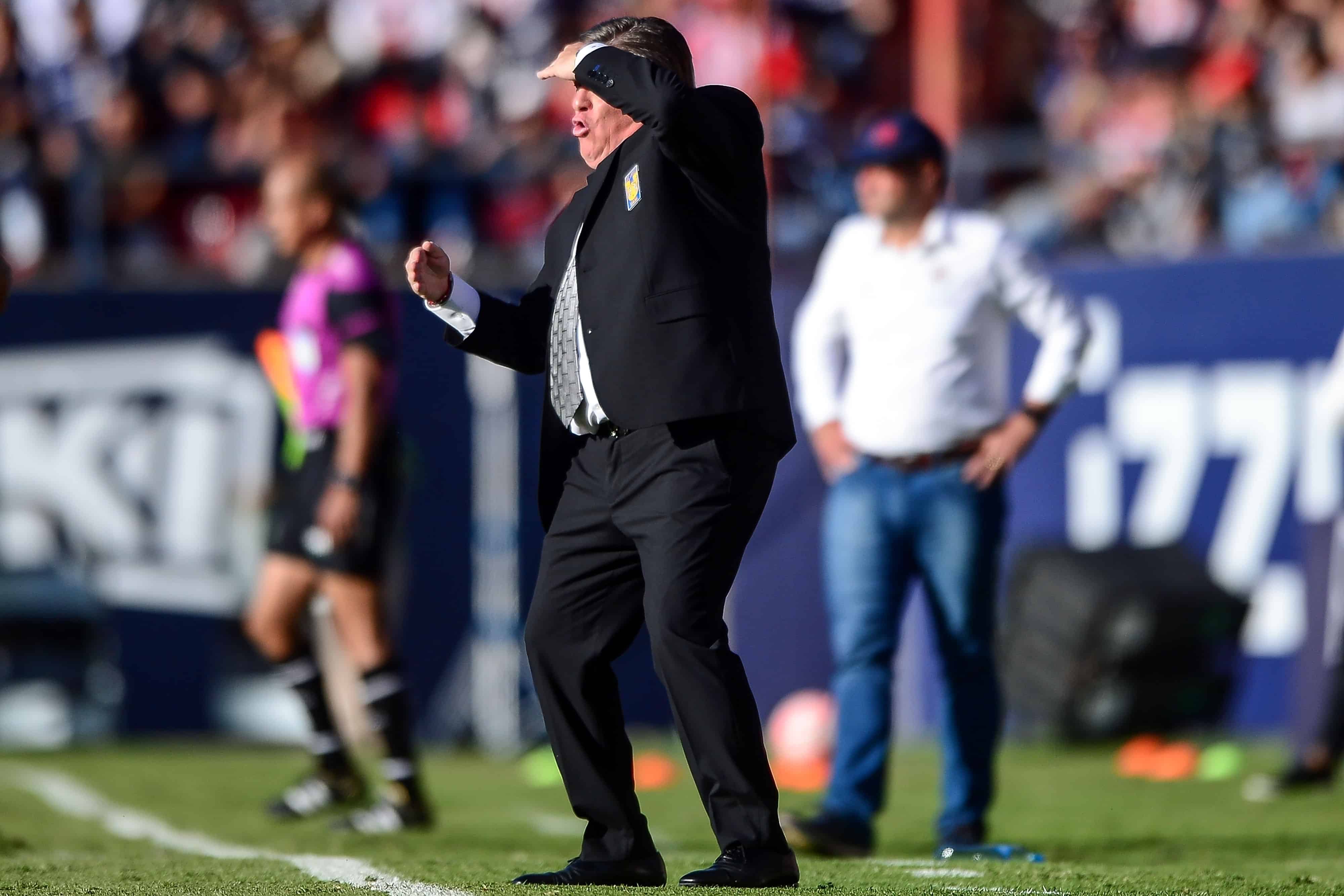 Miguel Herrera dando indicaciones a su equipo.