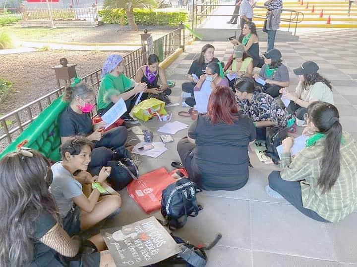 Cuestionan feministas no “abrir la puerta” para el aborto