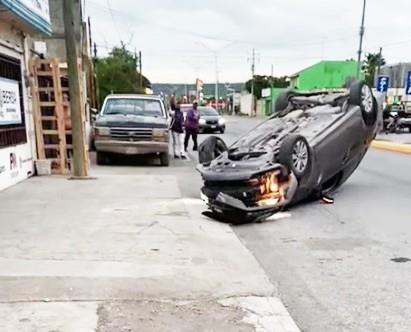 Vuelca auto y se incendia