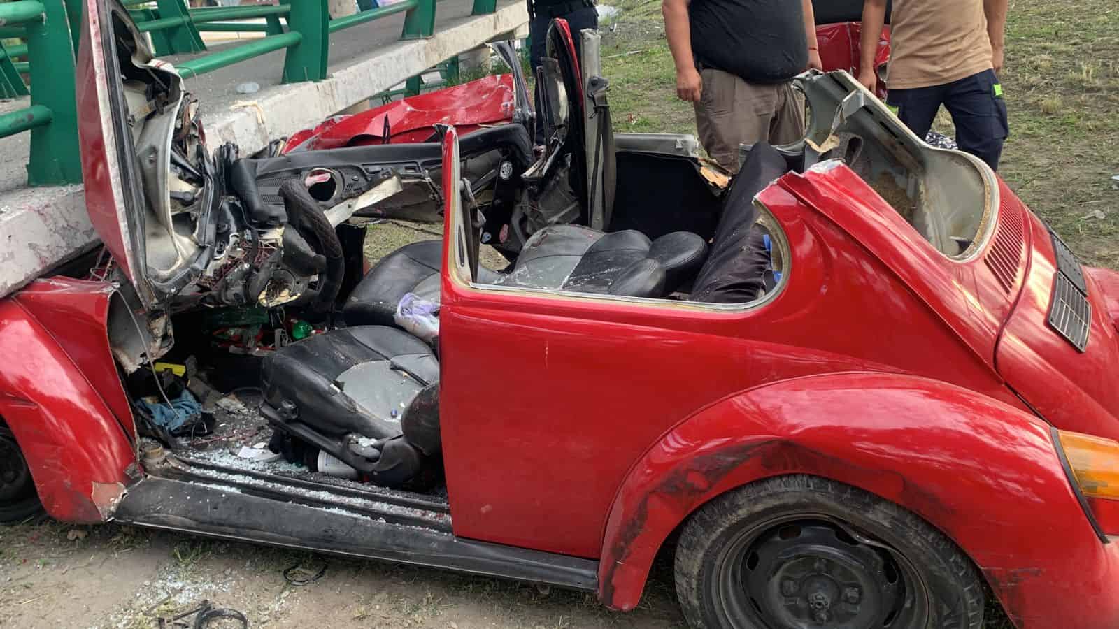 Una pareja resultó lesionada luego de que el conductor de un vehículo compacto perdiera el control del volante, estrellándose contra un puente peatonal