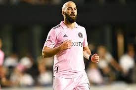 Anuncia Higuaín su retiro