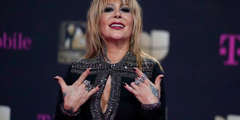 Alejandra Guzmán muestra radiografía de su cadera tras caída