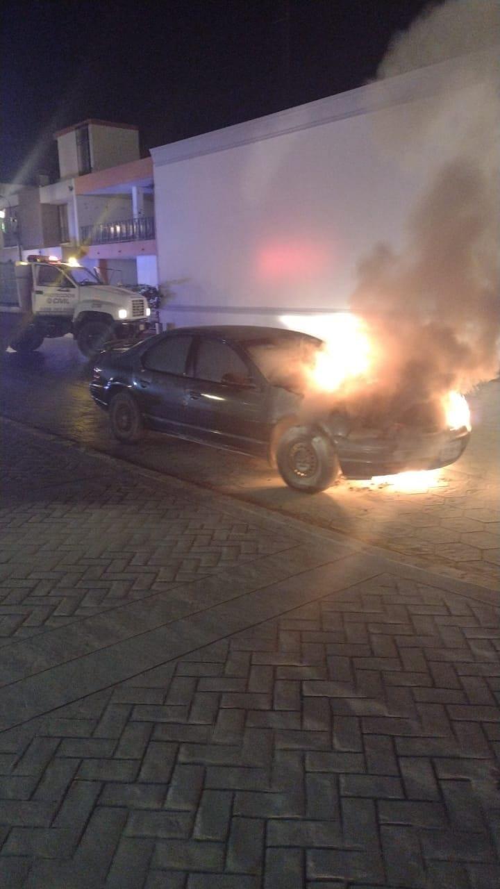 Arde auto en Montemorelos