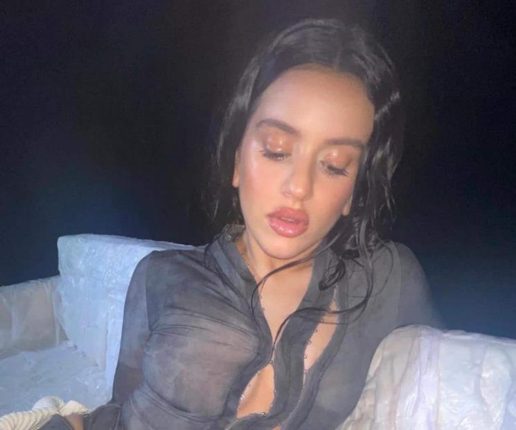 Rosalía pide a sus fans que no avienten objetos al escenario