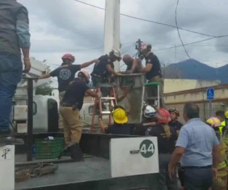 Reparaba luminaria y recibe descarga de 13 mil voltios Reparaba luminaria y recibe descarga de 13 mil voltios