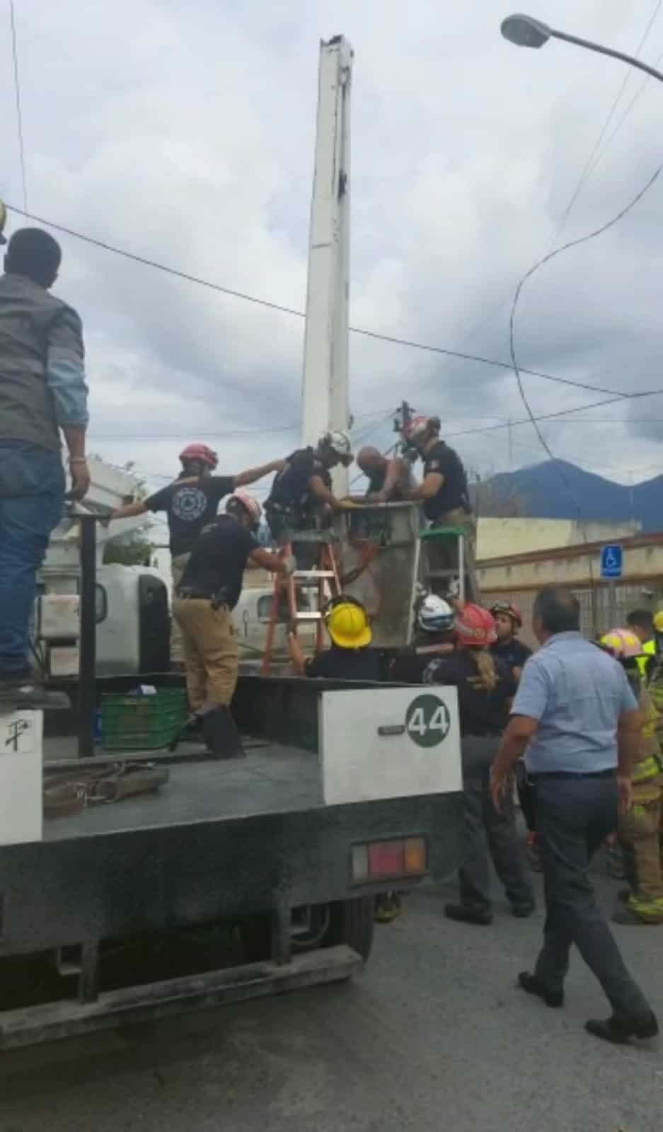 Cuando realizaba labores de mantenimiento a una luminaria, un trabajador recibió una descarga de 13 mil volts