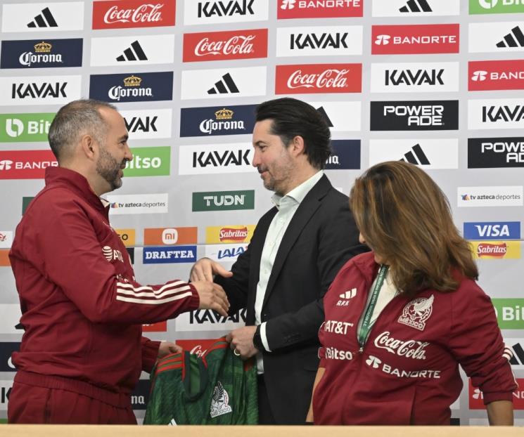 Presenta FMF a Pedro López como DT de la femenil