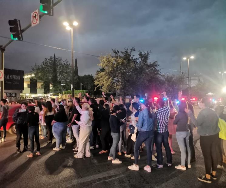 Normalistas protestan y bloquean Venustiano Carranza